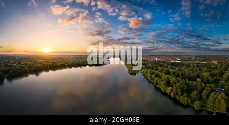 Vista aerea del tramonto sul lago Maschsee ad Hannover, Germania Foto Stock