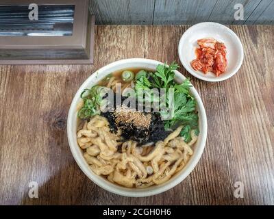 Garakguksu, variante coreana di udon giapponese, un tipo di spessa pasta di farina di grano spesso servito caldo come zuppa di noodle. Fast food perfetto in inverno. Foto Stock