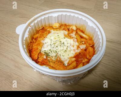 Tteok-bokki, o torte di riso saltate in padella - popolari piatti coreani fatti da torta di riso di piccole dimensioni, torta di pesce e uova sode. Condito con gochujang piccante, Foto Stock