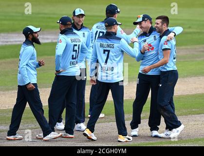 Mark Wood (a destra) in Inghilterra celebra il lancio del wicket di Marcus Stoinis (non illustrato) con i compagni di squadra durante la prima partita ODI Royal London a Emirates Old Trafford, Manchester. Foto Stock