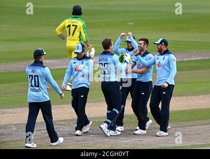 Mark Wood (centro) in Inghilterra celebra il lancio del wicket di Marcus Stoinis (top) in Australia con i compagni di squadra durante la prima partita ODI Royal London all'Emirates Old Trafford, Manchester. Foto Stock