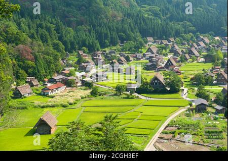 Famous traditional Japanese village Ogimachi - Shirakawa-go from above Foto Stock