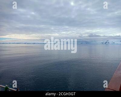 ghiacciaio in antartide e blu oceano Foto Stock