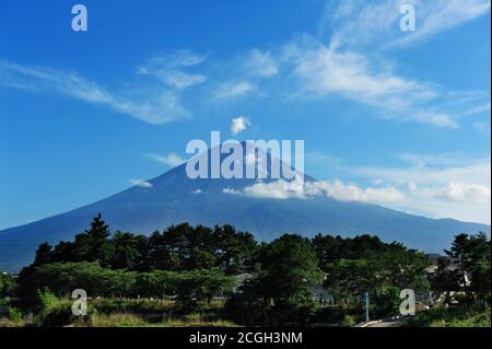 Mighty vulcano Monte Fuji è visto dal lago Kawaguchiko. Foto estate Foto Stock