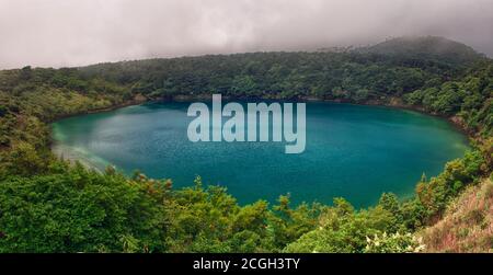 Splendido lago cristallino sulle montagne di Kirishima a Kyushu, Giappone Foto Stock