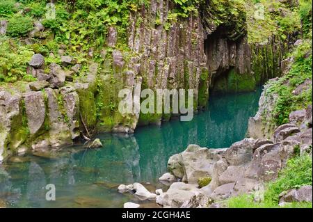 Bella gola Takachiho con un fiume blu, Giappone - isola di Kyushu Foto Stock