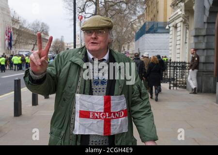 Il sostegno del gruppo anti-islamizzazione Pegida (europei patriottici contro l'islamizzazione dell'Occidente) lascia il loro primo raduno a Londra, per protestare contro quello che dicono è l'islamizzazione della Gran Bretagna. Il rally di Pegida si è tenuto vicino a Downing Street. Meno di cento persone sono uscite a sostenere Pegida rally dove fortemente fuori numero da un anti Pegida dimostranti. Pegida, nata a Dresda in Germania nell'ottobre 2014, gli europei patriottici contro l'islamizzazione dell'Occidente (in tedesco: Patriotische Europäer gegen die Islamisierung des Abendlandes), abbreviato Pegida, è un paneuropeo, anti-islam Foto Stock