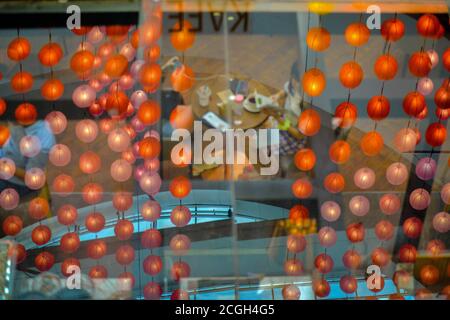 Kuala Lumpur, Malesia. 11 Settembre 2020. La gente ha cibo sotto la decorazione delle lanterne in celebrazione del festival di metà autunno imminente in un centro commerciale a Kuala Lumpur, Malesia, 11 settembre 2020. Credit: Chong Voon Chung/Xinhua/Alamy Live News Foto Stock