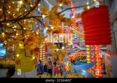 Kuala Lumpur, Malesia. 11 Settembre 2020. La gente cammina sotto la decorazione delle lanterne in occasione del prossimo festival di metà autunno in un centro commerciale a Kuala Lumpur, Malesia, 11 settembre 2020. Credit: Chong Voon Chung/Xinhua/Alamy Live News Foto Stock