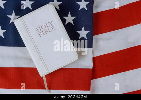 Sacra Bibbia con su un libro religioso sulla bandiera americana Foto Stock