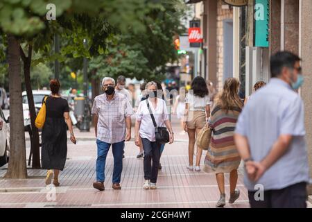 Saragozza, Spagna - 18 agosto 2020: Persone che camminano con maschere facciali, a causa della pandemia del coronavirus, nella zona centrale di Saragozza. Foto Stock