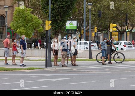 Saragozza, Spagna - 18 agosto 2020: Persone in attesa in un balestra con maschere facciali, a causa della pandemia del coronavirus, nella zona centrale di Saragozza. Foto Stock