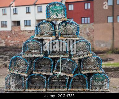 Pentole di aragosta su un lato di banchina in attesa di essere caricato su una barca da pesca Foto Stock