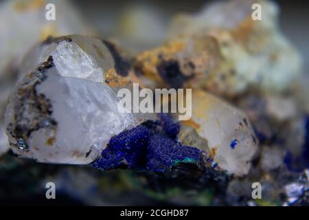 Azurite coltivata con malachite su cristallo di roccia. Foto Stock