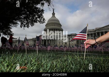 Washington, Stati Uniti. 11 Settembre 2020. Un memoriale composto da 2,977 bandiere americane che onorano le vittime di 9/11 sono esposte al Campidoglio il 11 settembre 2020 a Washington, DC. (Foto di Oliver Contreras/SIPA USA) Credit: Sipa USA/Alamy Live News Foto Stock