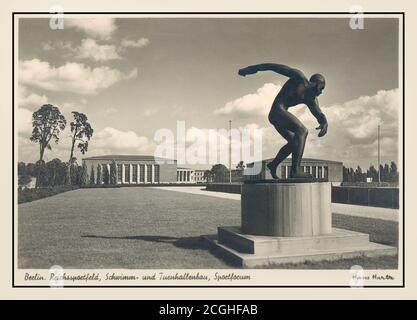 1936 Reich nazista tedesco per le Olimpiadi di Berlino '36. Campo sportivo Bronzo Statua del lanciatore del disco cartolina fotografica per i Giochi Olimpici di Berlino 1936 Foto Stock