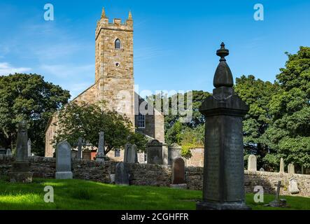 Tranent Parish Church, costruita nel 1800, e vecchio cimitero in una giornata di sole, East Lothian, Scozia, Regno Unito Foto Stock