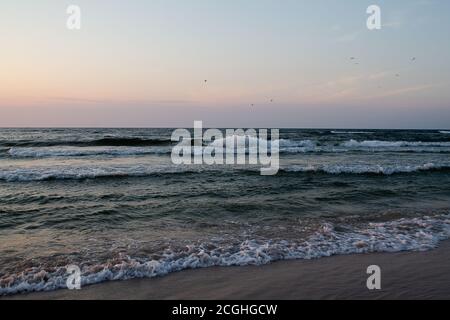 Le onde si infrangono sulla spiaggia. Preso qui al Mar Baltico. Foto Stock
