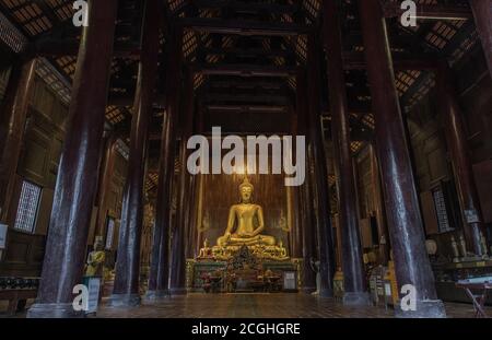 Chiangmai, Tailandia - 07 settembre 2020 : l'immagine del buddha nel vihan principale a wat Phun tao. Wat phan tao è un bellissimo tempio in legno a chiang mai. Selectiv Foto Stock