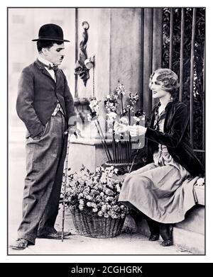 Archivio Charlie Chaplin fotografia promozionale per il film di Charlie Chaplin del 1931 City Lights, raffigurante Chaplin come The Tramp e la sua co-star Virginia Cherrill come The Blind Flower Girl. Il fermo è preso dalla prima scena con la ragazza cieca del fiore, che è stata girata in primo luogo un momento fra il 27 dicembre 1928 ed il 1929 aprile, quindi riscalda in fine 1929. Questa immagine è molto probabilmente dai riagganciamenti successivi. Questa copia promozionale è stata creata il 2 gennaio 1931 e il film stesso è stato rilasciato il 30 gennaio 1931. Foto Stock