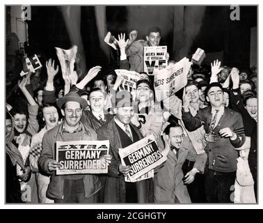 Ve DAY 1945 Archivio VE Day WW2 celebrazioni con gli americani che hanno titoli di giornale proclamando 'Germania rinuncia' VE Day Venerdì 8 Maggio 1945 la resa formale della Germania nazista verso la fine della seconda guerra mondiale. Nel 1945, la Ve (Vittoria in Europa), milioni di persone sono scese per le strade per celebrare la pace nel nostro tempo. Foto Stock