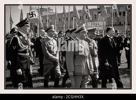 1938 il primo ministro britannico Neville Chamberlain arriva all'aeroporto di Oberwiesenfeld Monaco di Baviera, in Germania, sulla strada per un incontro con il tedesco Fuhrer Adolf Hitler per discutere le minacce tedesche di invadere la Cecoslovacchia, il 28 settembre 1938. Foto Stock