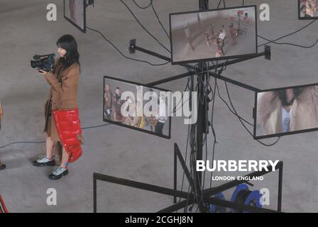 2010S UK Burberry Magazine annuncio pubblicitario Foto Stock