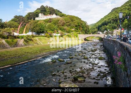 Il fiume Lyn che scorre lungo il villaggio di Lynmouth in Devon. Foto Stock