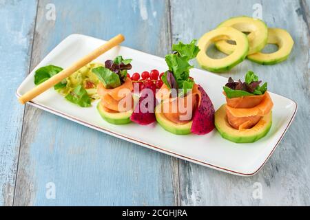 Salmone affumicato con focalizzazione selettiva all'avocado Foto Stock