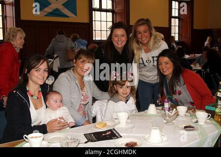 Troon, Ayrshire, Scozia, Regno Unito, 16 agosto 2014. Troon Old Parish Church Coffe mattina per Troon Ladies Hockey Club. Queste Signore & childre godono il loro caffè più grande e una buona presa in su Foto Stock