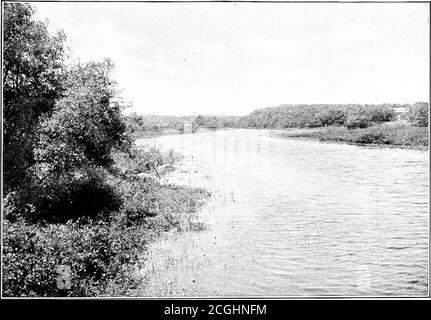 . Nel corso dell'anno con Thoreau . SU RIVER E GIÙ KIVER DA HUBBARDS BRIDGE Q xxvii J della conservazione della bellezza di Walden è dovuto ai bambini Emerson (Dr. Edward Waldo Emer-son e la signora Edith Emerson Forbes), che possiede una porzione di agreat della terra che confina con lo stagno e si è aridata che non si verificano cambiamenti in modo longas è nel loro controllo. Vicino al sito della capanna Thoreaus, alla testa della profonda Cove, è stato eretto un hugecairn di pietre, ogni visitatore al punto contribinga pietra al palo. Questa idea commemorativa origi-nated con Bronson Alcott, il concord ph Foto Stock