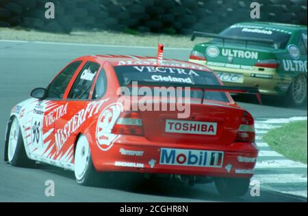 Immagine di archivio: British Touring Car Championships a Brands Hatch il 31 agosto 1998, immagine scannerizzata da colore negativo. John Cleland nella Vauxhall Vectra del team Vauxhall Sport. Foto Stock