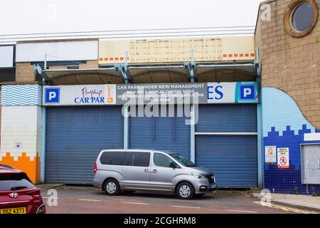 17 Giugno 2020 le porte a rulli chiuse all'entrata del parcheggio del Bangor Flagship Center. Il centro è ora definitivamente chiuso essendo andato in Admi Foto Stock