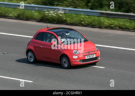 Una Fiat 500 2018 Lounge Pink Car Hatchback benzina guida sulla M6 autostrada vicino Preston a Lancashire, Regno Unito Foto Stock