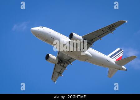 AirFrance Airbus aereo A319 -111 in salita dopo il decollo Dall'aeroporto Chopin di Varsavia a mezzogiorno contro il cielo blu Foto Stock