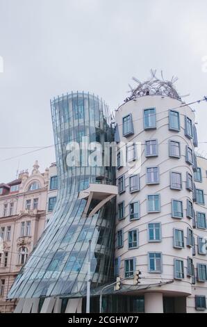 Praga, Czechia - un'immagine verticale del famoso edificio chiamato la Dancing House in un pomeriggio di autunno nuvoloso senza persone intorno. Foto Stock