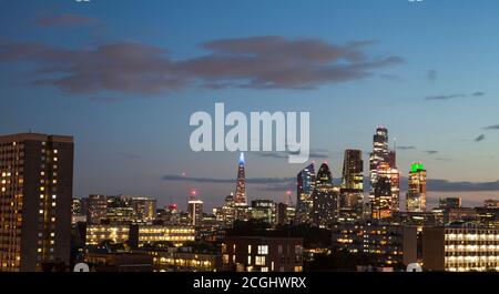 Vista notturna dello skyline di Londra dal tour Tower Hamlets Gli edifici Shard, Gherkin, Cheesegrater e Walkie Talkie Foto Stock