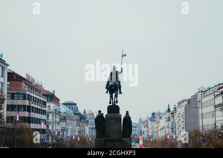 Praga, Czechia - Vista dal Museo Nazionale che mostra la piazza e i loro edifici in un pomeriggio nuvoloso e una statua di un uomo a cavallo Foto Stock