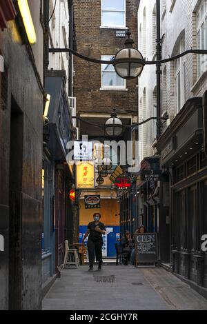 Attività diverse dopo le restrizioni di blocco COVID 19 sono attenuate Piccola strada (Rupert Court) a Soho Londra Foto Stock