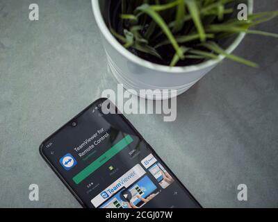 LOD, Israele - 8 luglio 2020: Moderno spazio di lavoro minimalista per ufficio con smartphone nero mobile con l'app TeamViewer play store page su sfondo marmoreo. Foto Stock