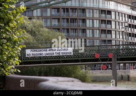 Lungofiume sotto il ponte di Hammersmith chiuso ai pedoni e al traffico durante lavori di riparazione, Hammersmith West London, UK Foto Stock