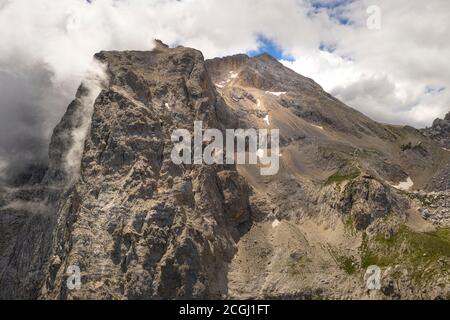 vista aerea del grande corno protetto dalle nuvole la zona montana del gran sasso italia abruzzo Foto Stock