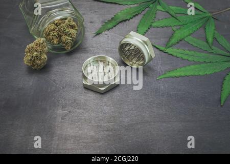 CBD germogli di marijuana medica su sfondo di legno nero. Prodotti cosmetici biologici e naturali a base di canapa e di bellezza. Concetto di cannabis medica. Foto Stock