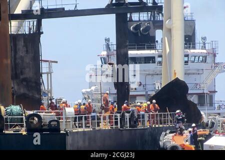 (200911) -- COLOMBO, 11 settembre 2020 (Xinhua) -- membri del personale si sono imbarcati nella petroliera MT New Diamond per condurre indagini sul mare al largo della costa orientale dello Sri Lanka, 10 settembre 2020. Venerdì la Marina dello Sri Lanka ha affermato che un team di tre membri aveva imbarcato la petroliera MT New Diamond che ha preso fuoco nelle acque orientali dello Sri Lanka giovedì scorso per svolgere un'indagine dopo che l'incendio era stato completamente destato. La squadra di tre membri era dal salvatore ed hanno imbarcato la petroliera dopo che una squadra di sei membri dall'estero ha anche preso a bordo per l'ispezione. Credit: Xinhua/Alamy Live News Foto Stock