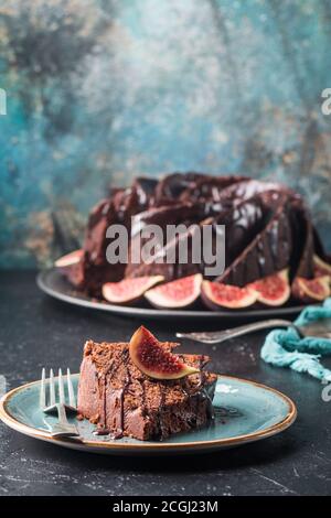 Gingerbread Bundt Cake per Natale con fichi e lingonberry su sfondo grigio Foto Stock