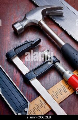 Utensili fai da te su un pannello di legno. Foto Stock