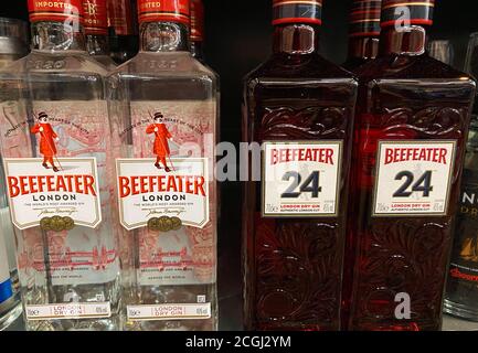 Viersen, Germania - 9 luglio. 2020: Vista sulle etichette isolate delle bottiglie del gin secco Beefeater london nello scaffale del supermercato tedesco (focalizzato sulle bottiglie a sinistra) Foto Stock