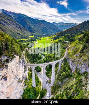 Vista aerea del Viadotto Landwasser in Svizzera Foto Stock