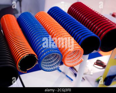 tubi flessibili multicolore per condotti utilizzati in applicazioni industriali.primo piano. Foto Stock