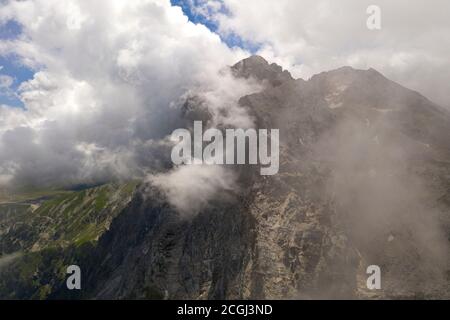 vista aerea della grande tromba avvolta in nebbia la zona montana del gran sasso italia abruzzo Foto Stock